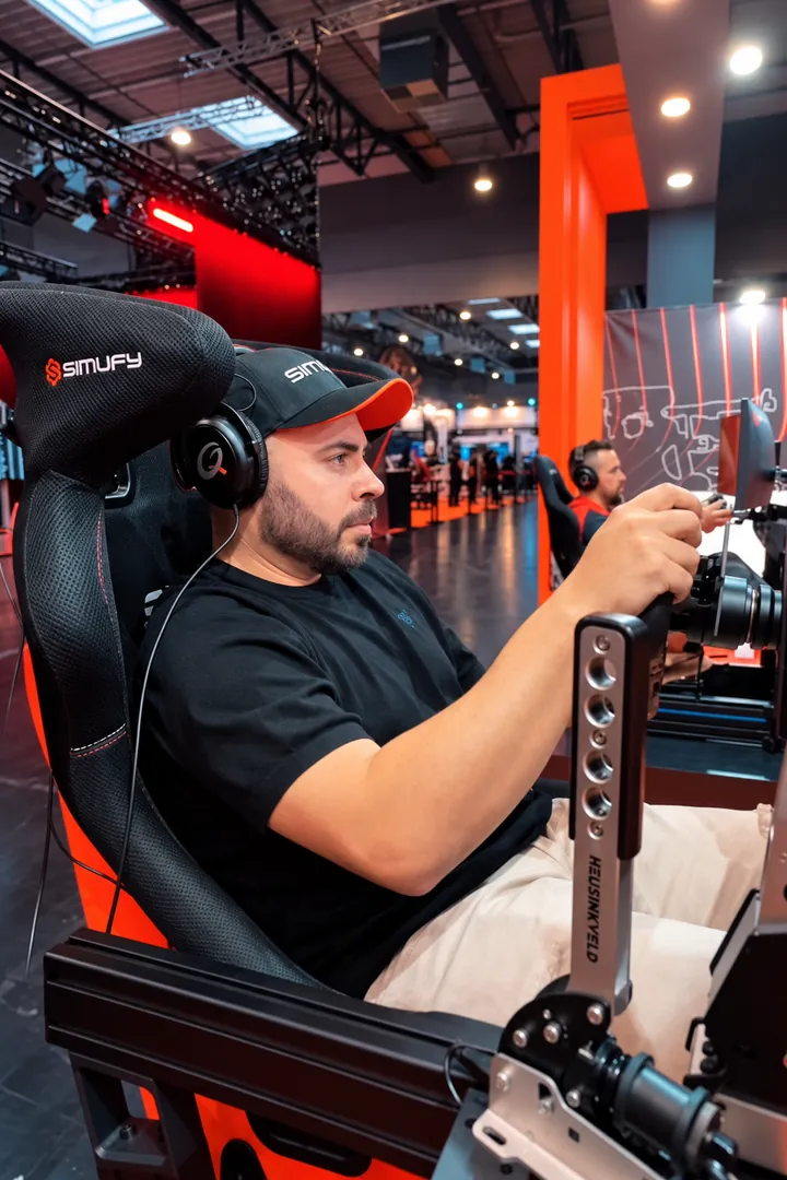 Probando en el stand de Simufy · ADAC SimRacing Expo 2024